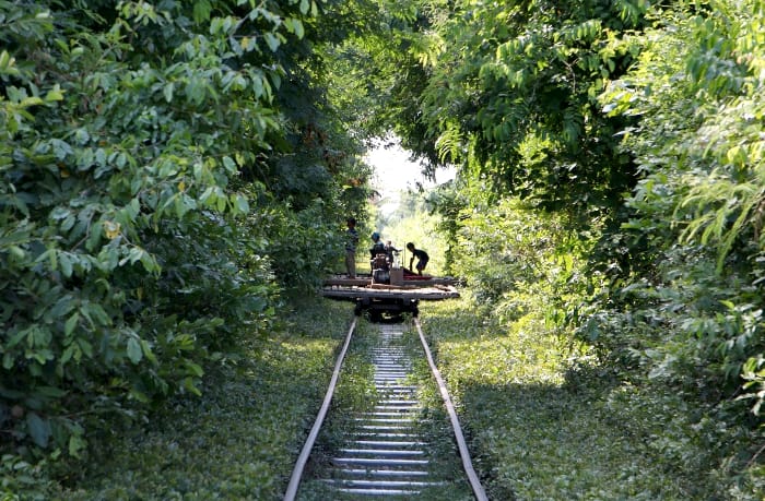 Le train de bambou de Battambang : Une aventure unique à travers la campagne cambodgienne