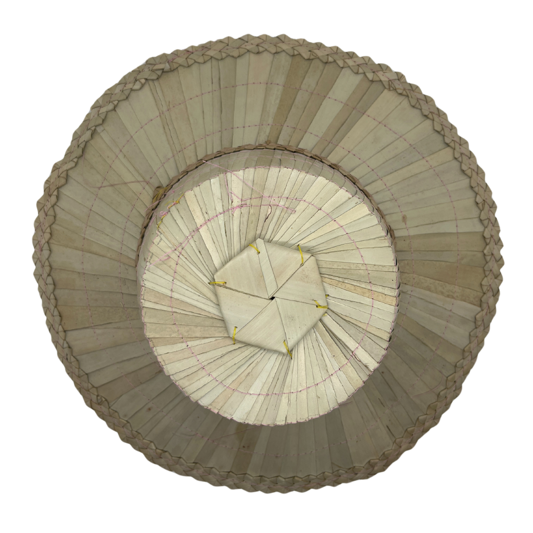 Chapeau traditionnel Cambodgien en feuille de palmier