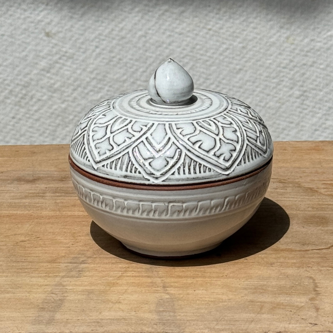 Pot rond "Siem Reap" avec couvercle en céramique du Cambodge fait à la main