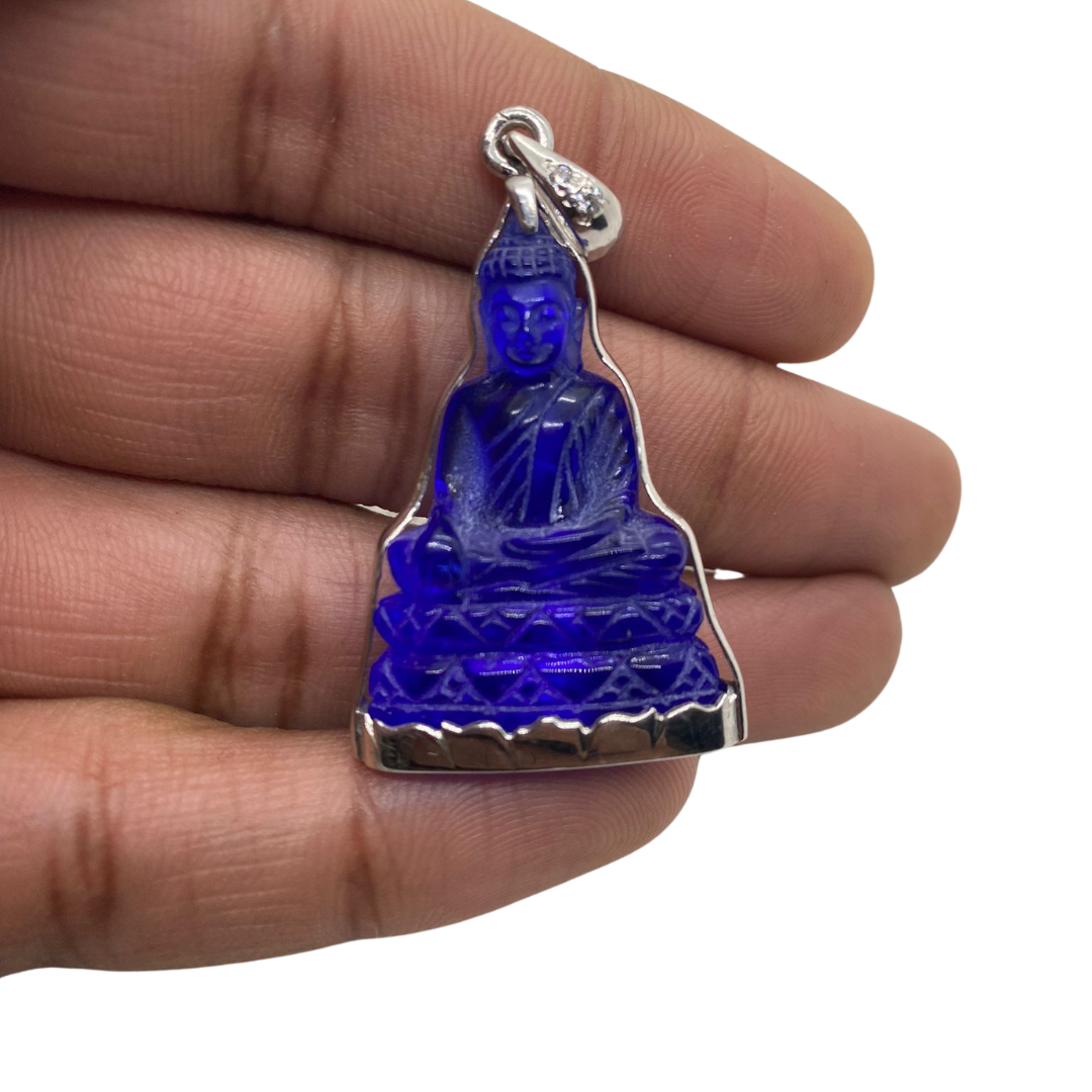 Pendentif Bouddha Bhumisparsha Mudrā en cristal bleu