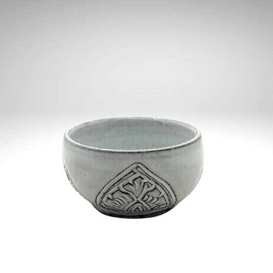 Coupelle "kbach" avec motifs en céramique du Cambodge fait à la main couleur blanche
