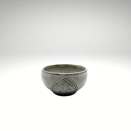Coupelle "kbach" avec motifs en céramique du Cambodge fait à la main couleur gris clair