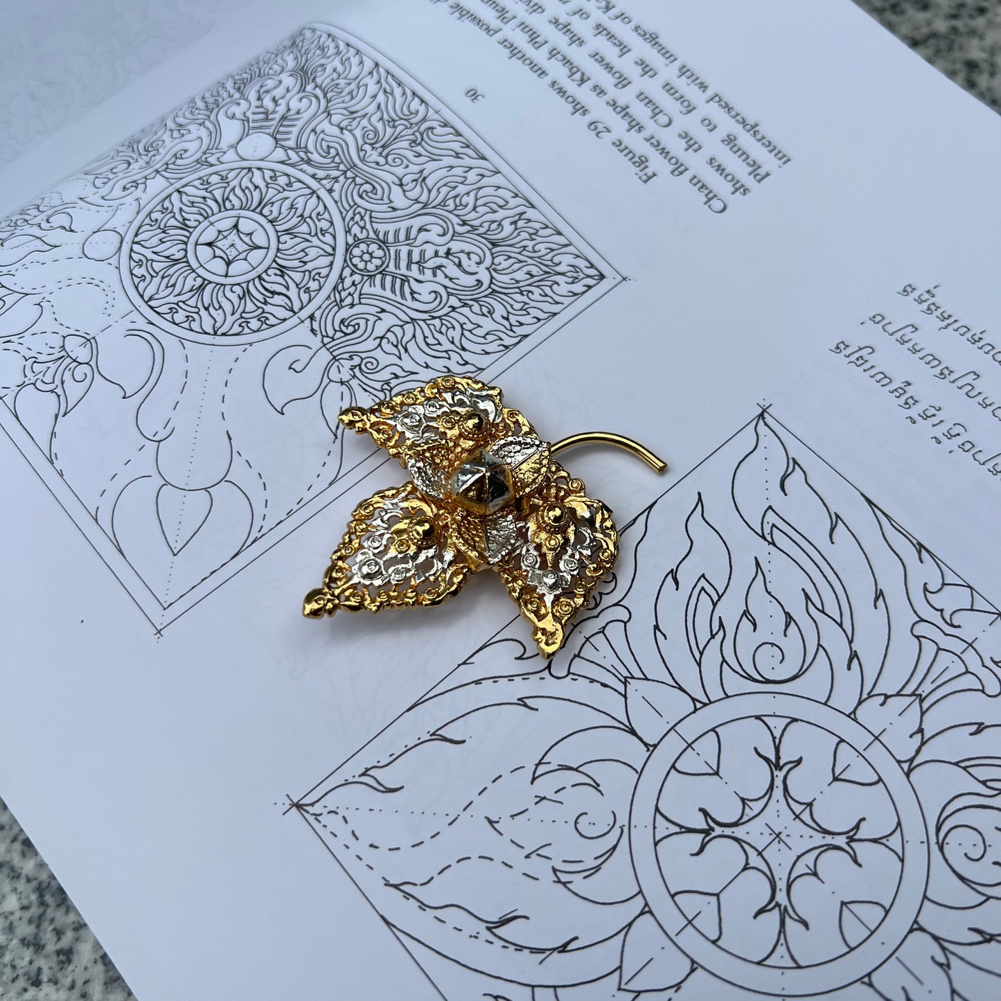 Broche Pka Romdoul Feuilles Bicolore by CopperCraftKH