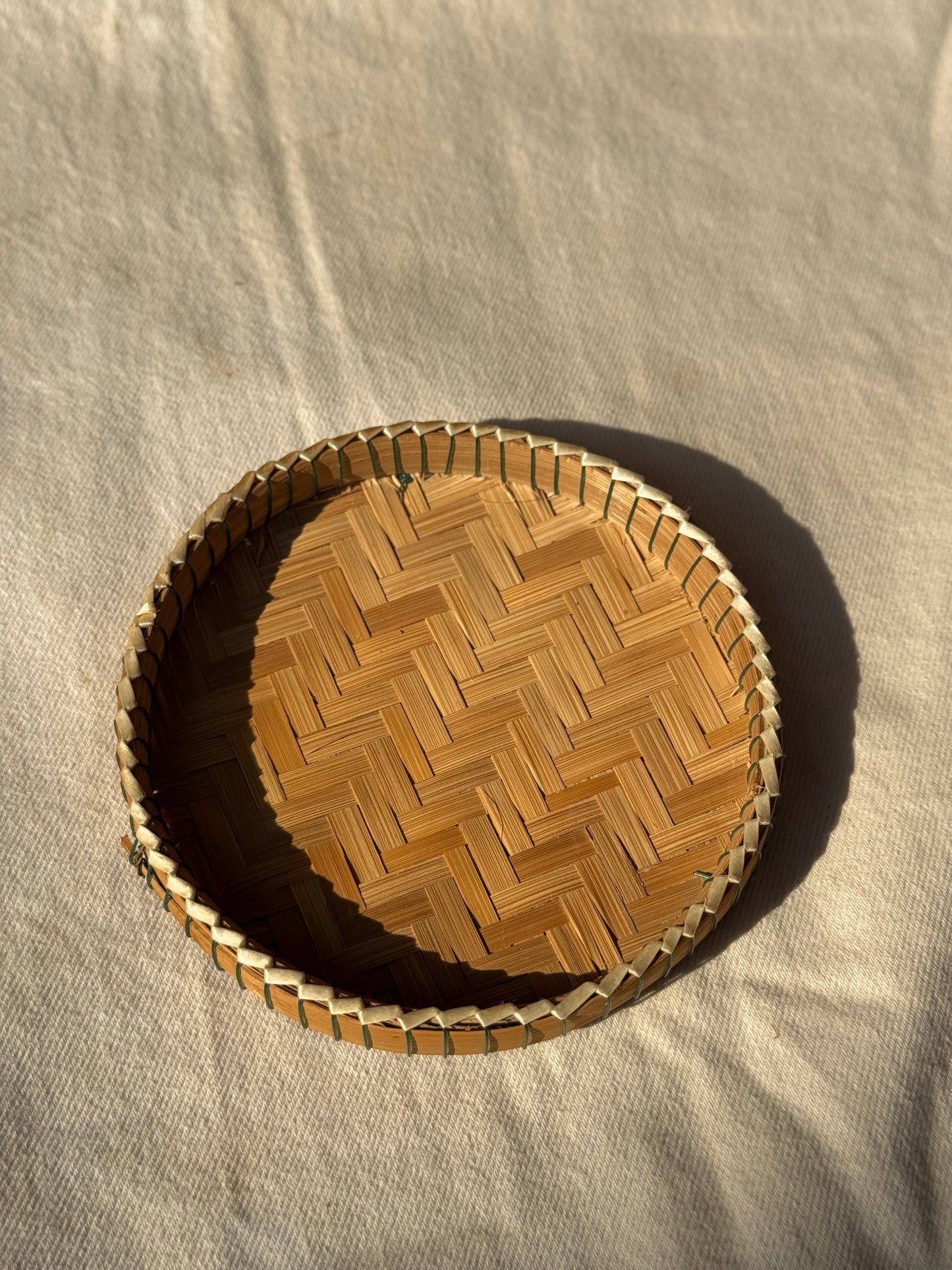 Panier tressé en rotin couleur naturelle par Rokhak