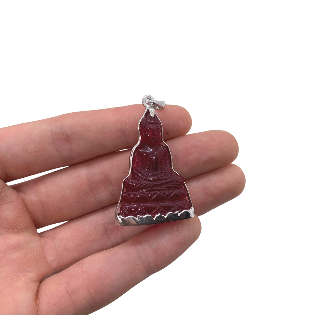 Pendentif bouddha position Dhyana mudra en cristal rouge