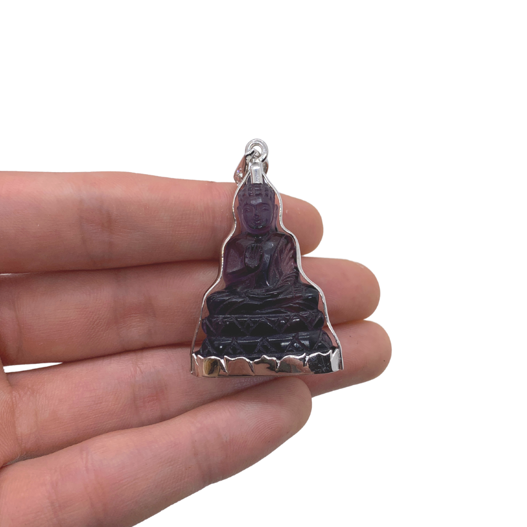 Pendentif bouddha position Abhaya mudra en cristal violet