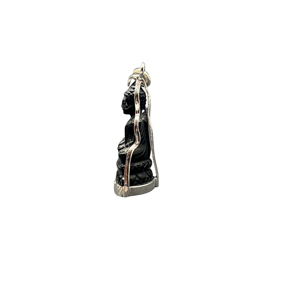 Pendentif Bouddha en posture Bhumisparsha mudra en pierre d'Onyx et argent