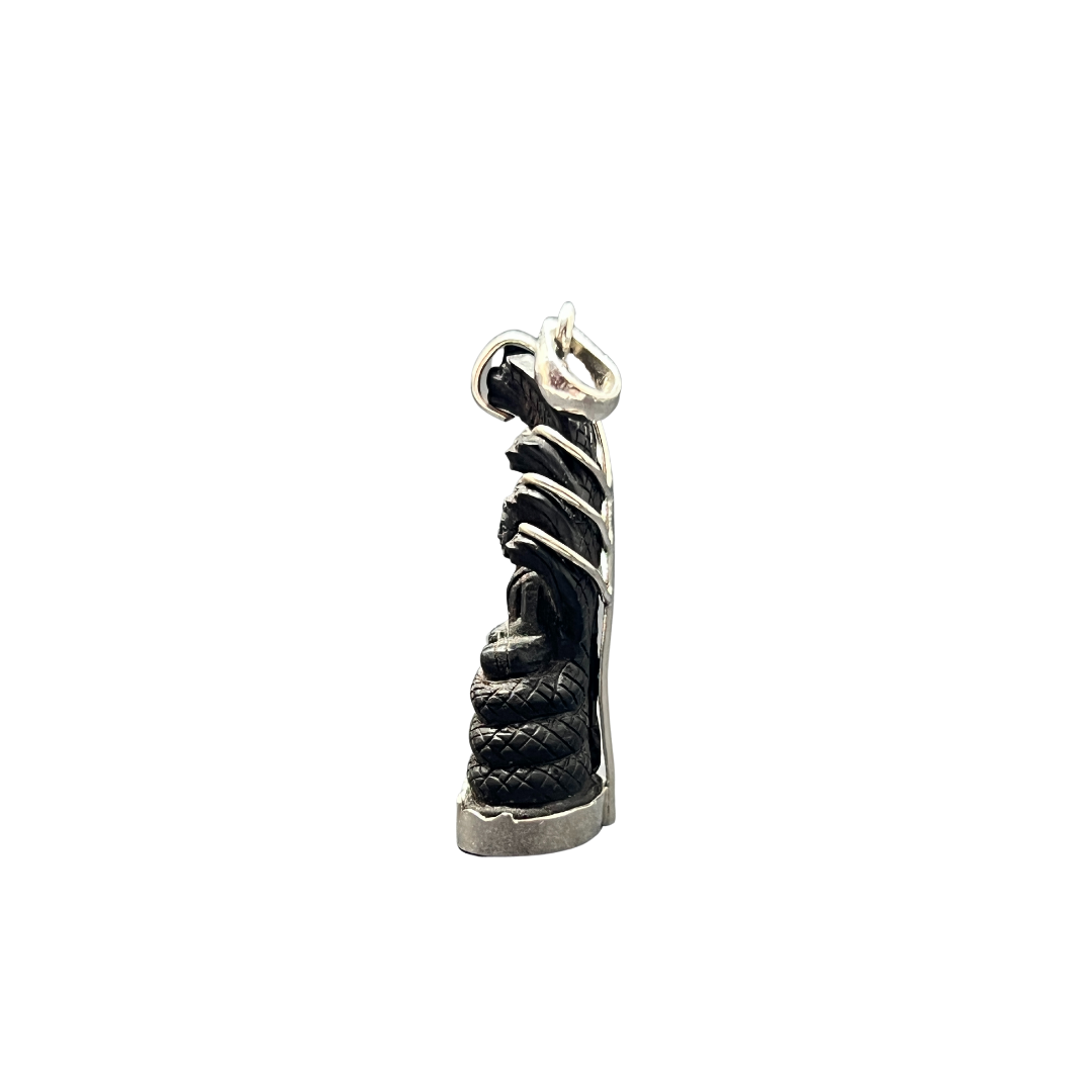Pendentif Bouddha avec le Naga Mucalinda en bois et en argent