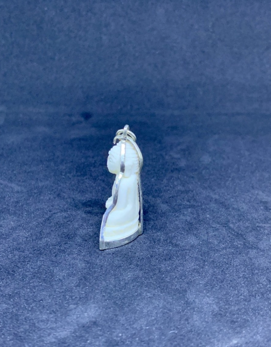 Pendentif Bouddha en posture Dhyana Mudra serti d'Argent Couleur Ivoire