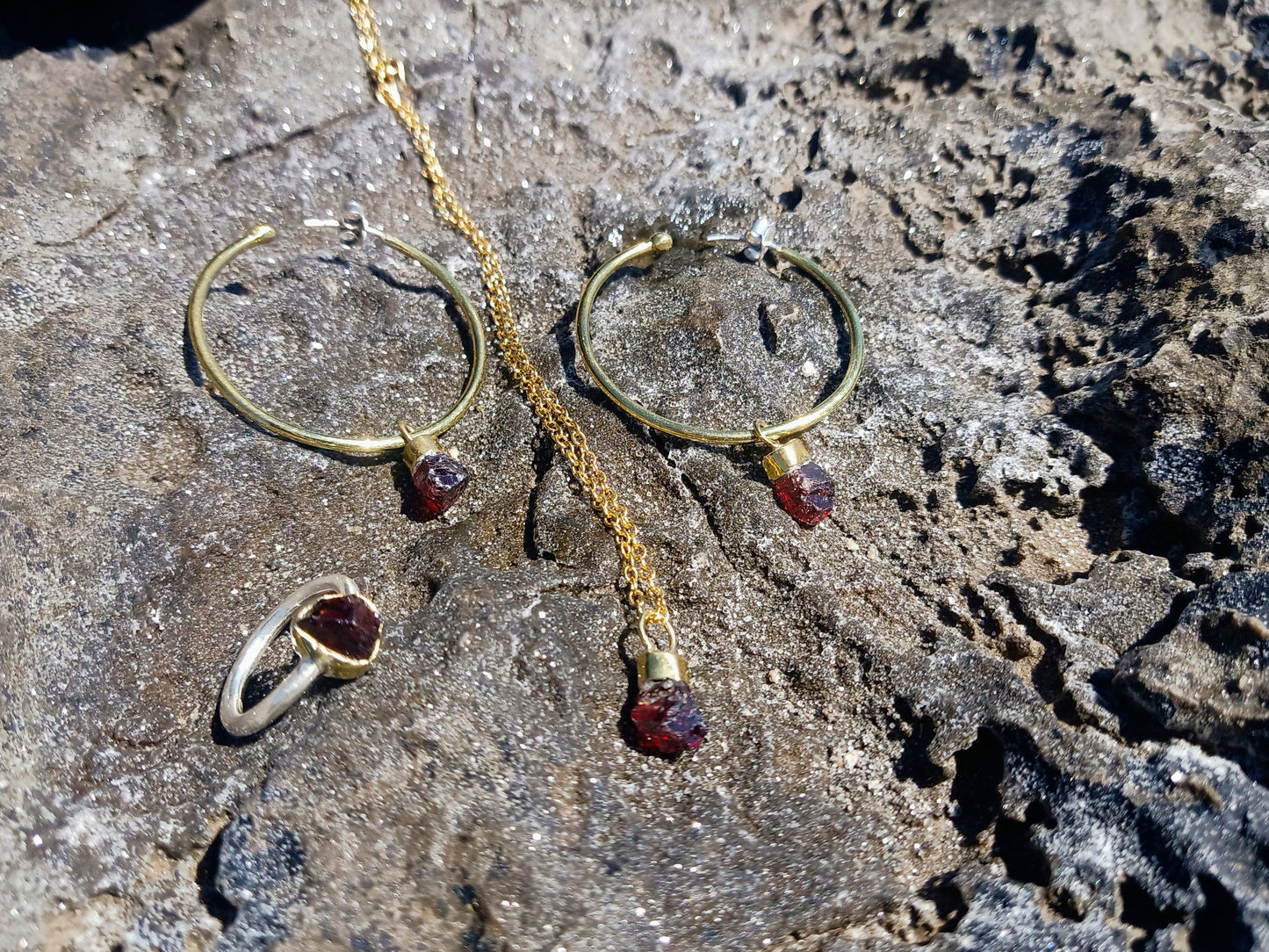 Boucle d'oreille Grenat Rouge par Ammo
