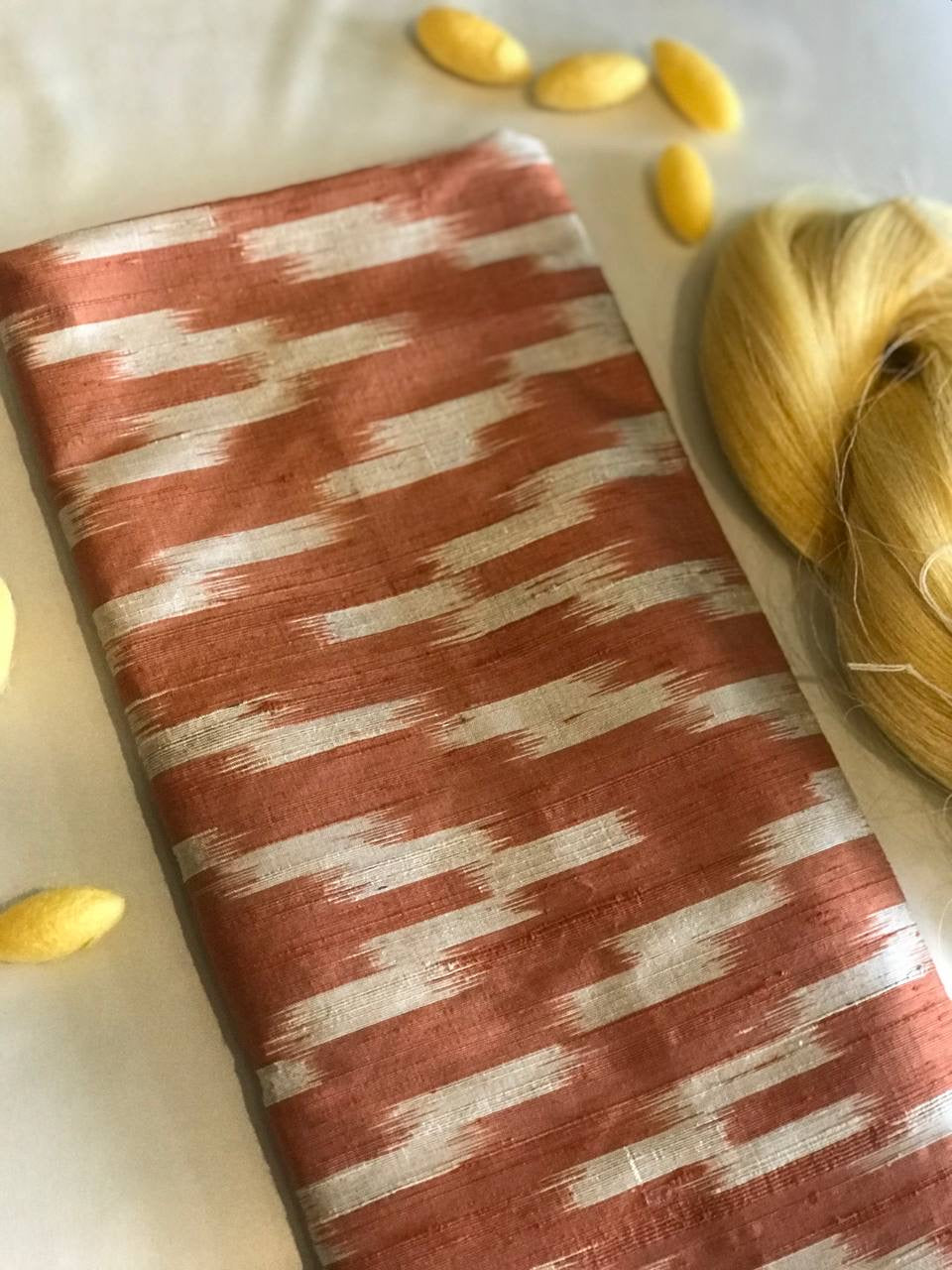 Foulard Ikat en Soie Dorée Tissé à la Main avec Teinture Naturelle