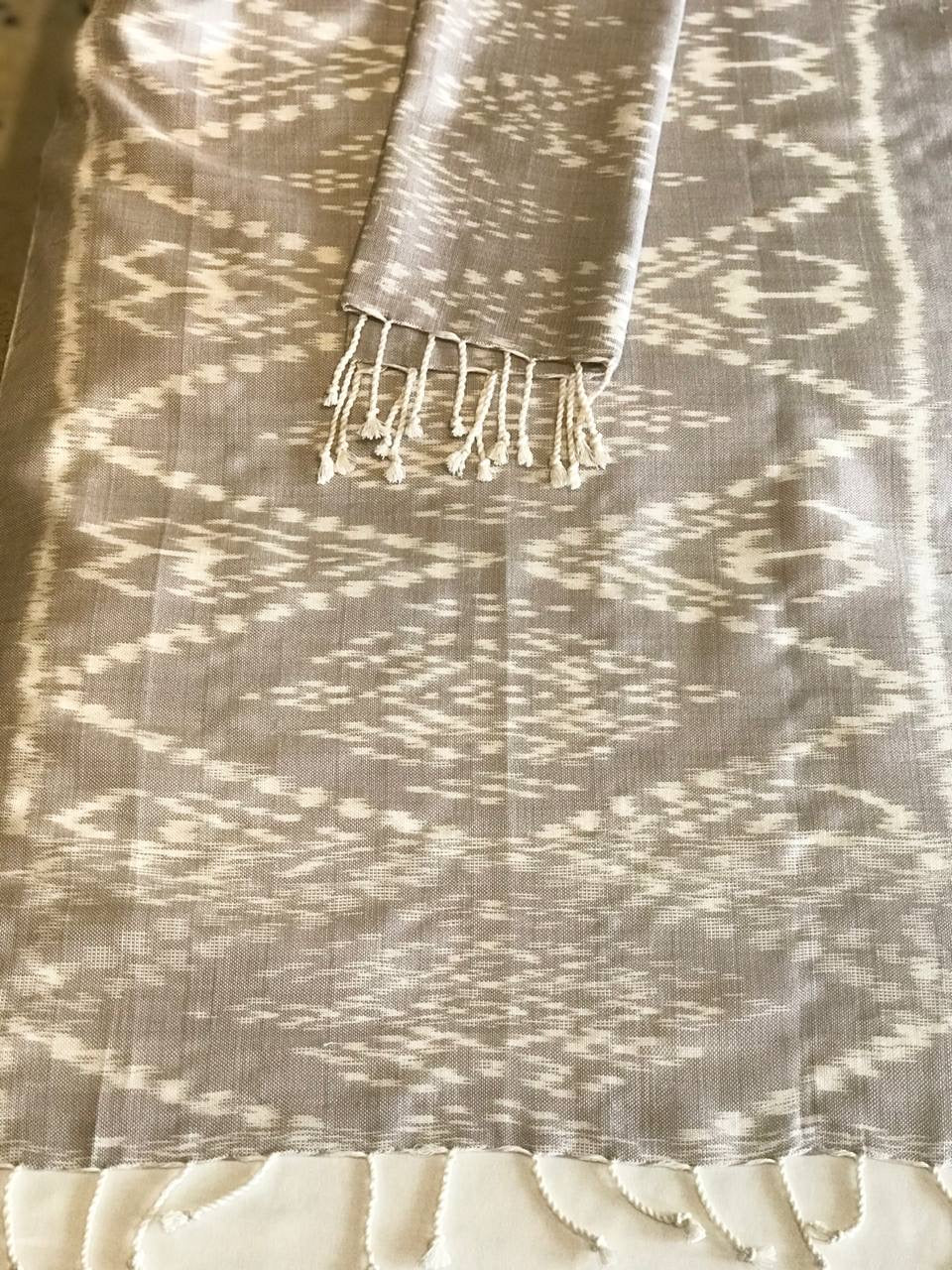 Foulard Ikat en Cotton Tissé à la Main avec Teinture NaturelleFoulard Ikat en Cotton Tissé à la Main avec Teinture Naturelle