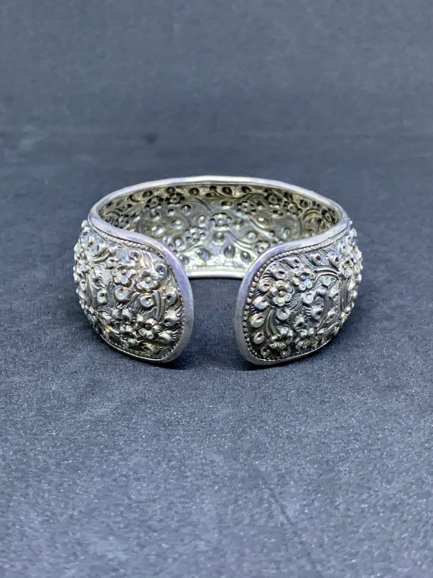 Manchette Khmère aux motifs anciens en argent 925