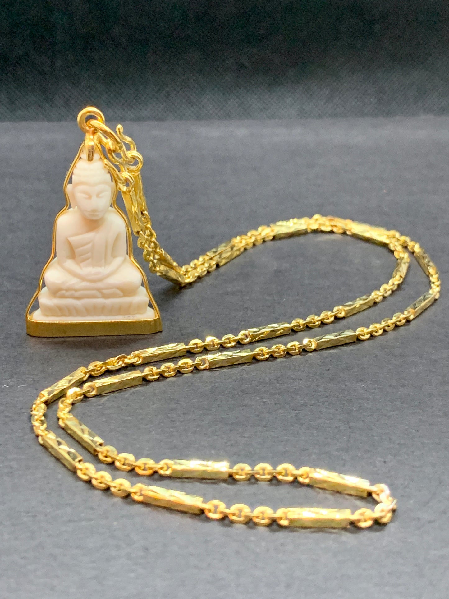 Grand Pendentif Bouddha en posture Dhyana Mudra style Ivoire et serti en argent doré