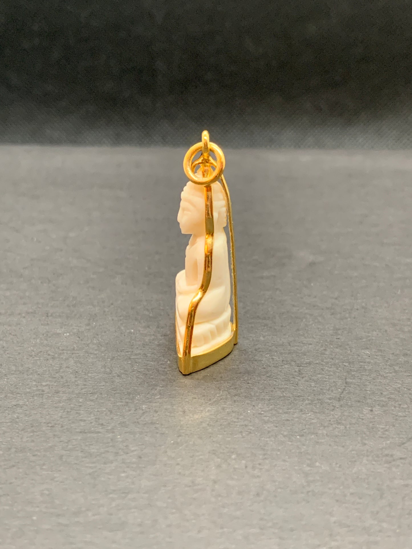 Grand Pendentif Bouddha en posture Dhyana Mudra style Ivoire et serti en argent doré