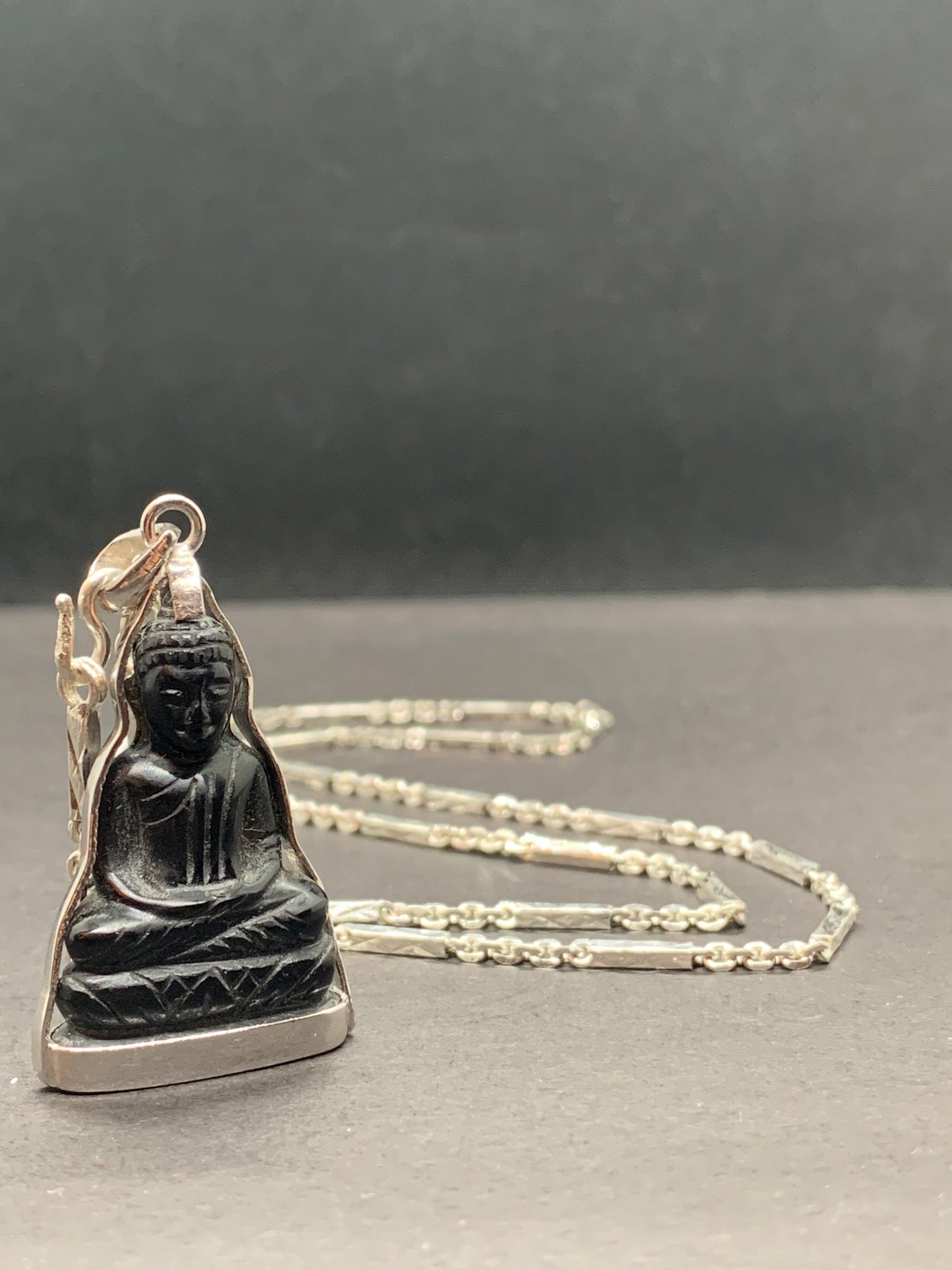 Pendentif Bouddha en posture Dhyana Mudra Onyx et Argent