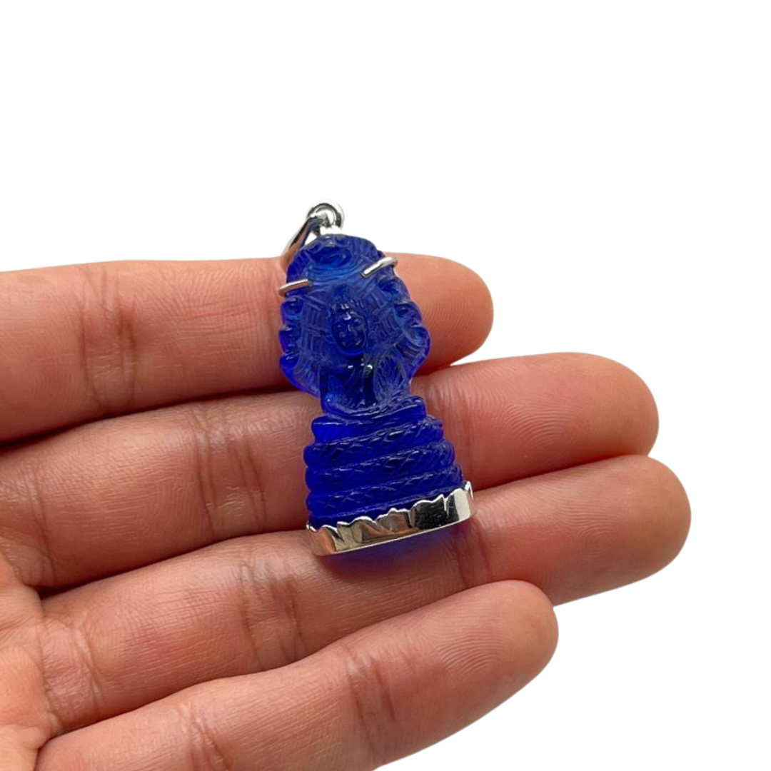 Pendentif Bouddha Naga en posture Dhyana Mudra et serti en Saphire