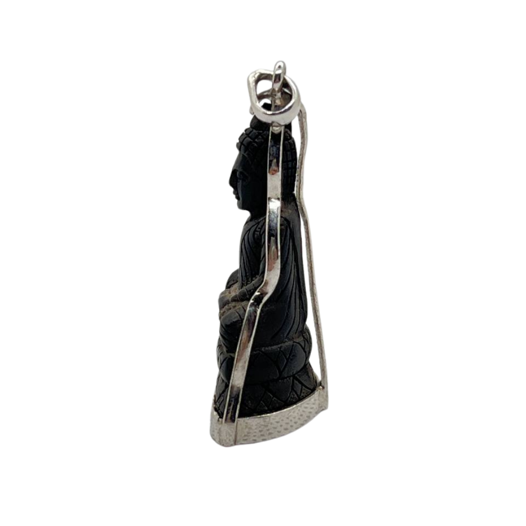 Grand Pendentif Bouddha en posture Bhumisparsha mudra en Argent et bois