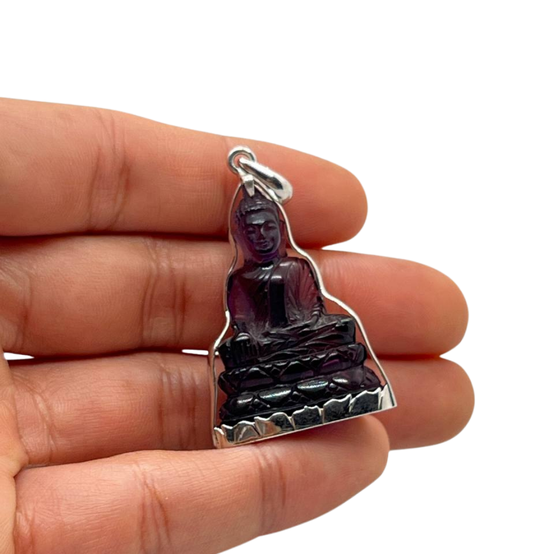 Pendentif Bouddha en posture Dhyana Mudra et serti en Améthyste