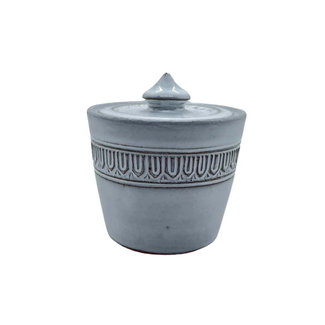 Pot "Banteay Mean Chey" avec son couvercle à motifs en céramique du Cambodge fait à la main couleur blanche