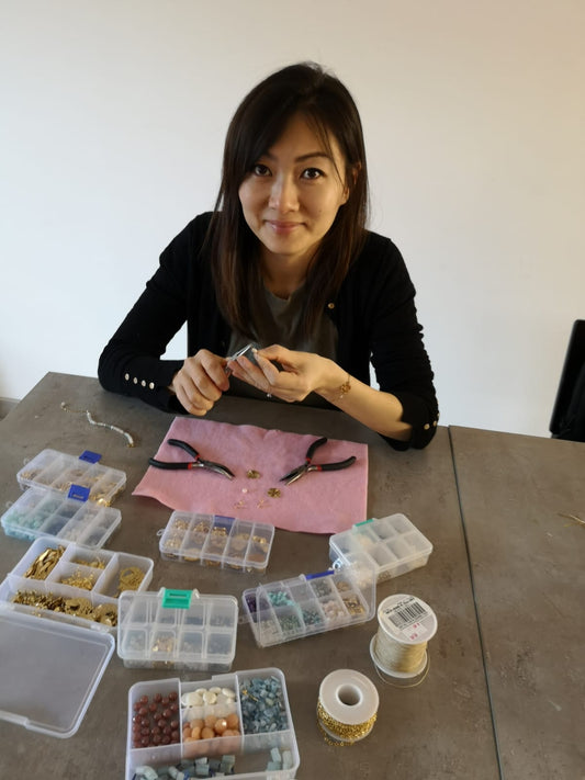 Créatrice de Nohelyn Bijoux entrain de confectionner un bijou