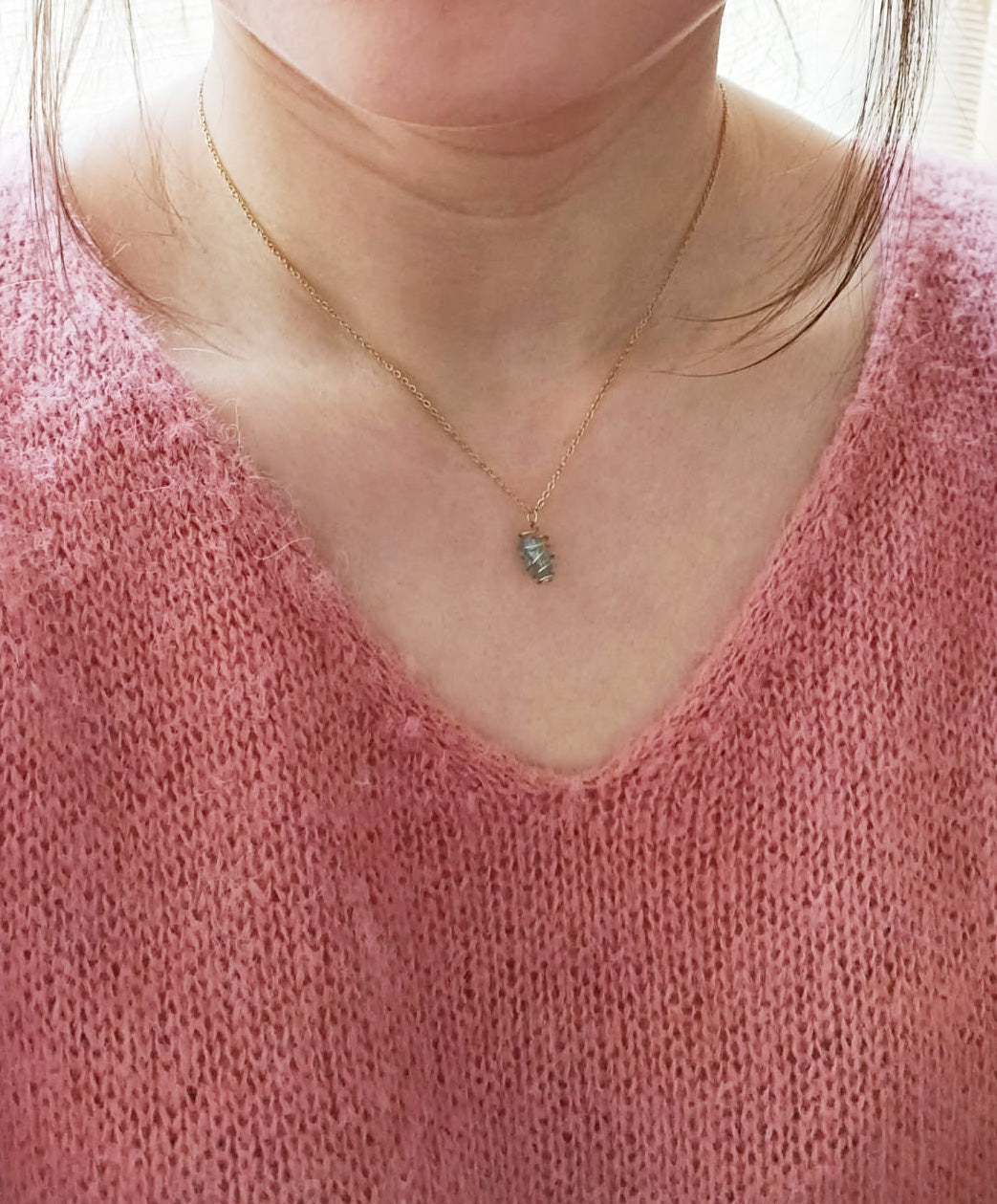 Collier Zircon Bleu du Cambodge porté autour d'un cou