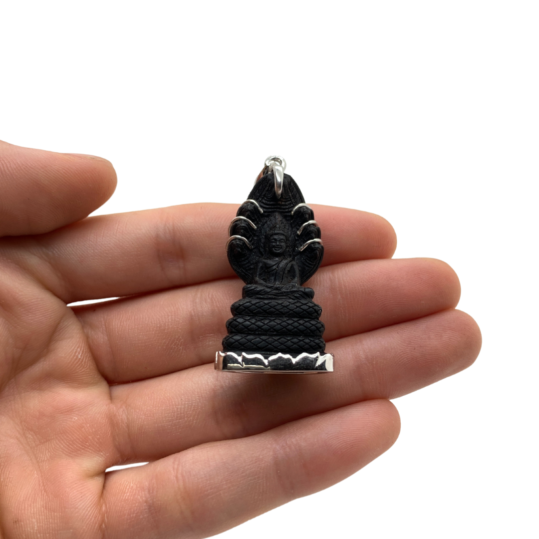 Pendentif Bouddha avec le Naga Mucalinda en bois et en argent