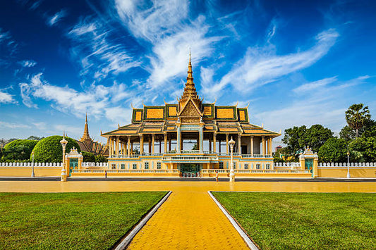 "Le palais royal de Phnom Penh : Voyage à travers l'histoire et le tourisme"
