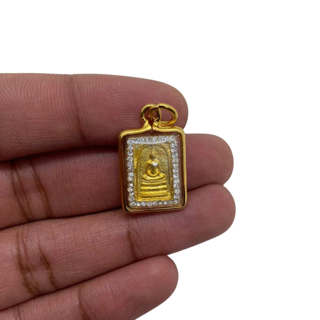 Petite amulette Thaï fine en verre Bouddha position Dhyana mudra couleur doré scintillant