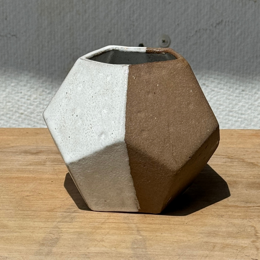 Pot hexagonal bicolore en céramique du Cambodge fait à la main - Blanc, Marron