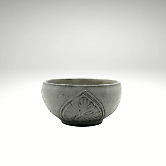 Coupelle "kbach" avec motifs en céramique du Cambodge fait à la main couleur gris clair