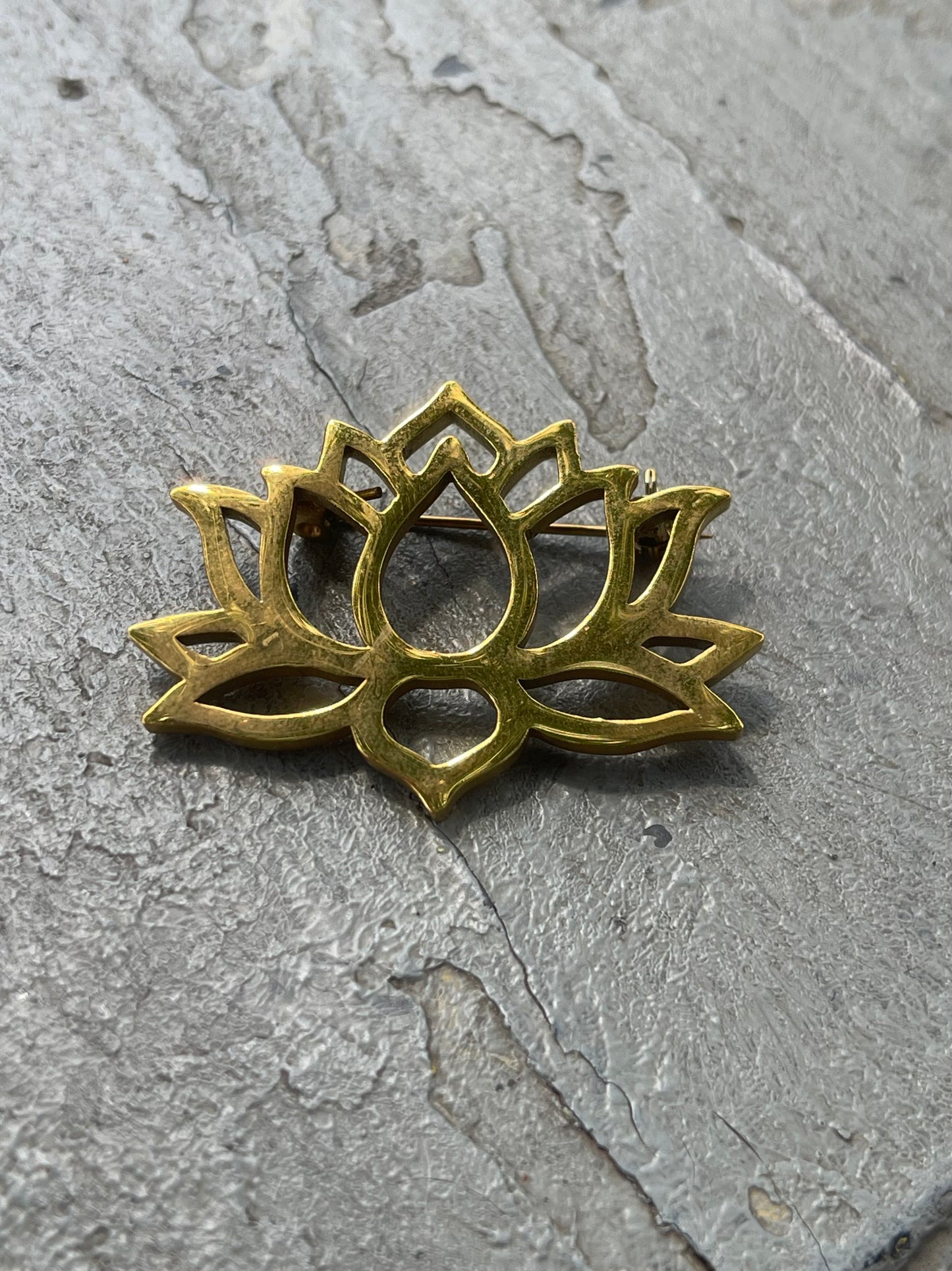 Broche Lotus flower by Say Seing
