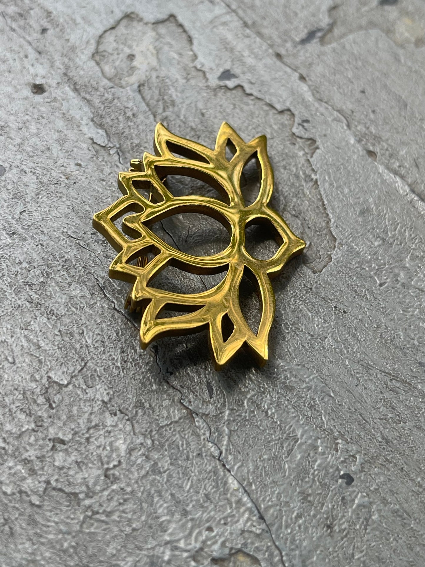 Broche Lotus flower by Say Seing