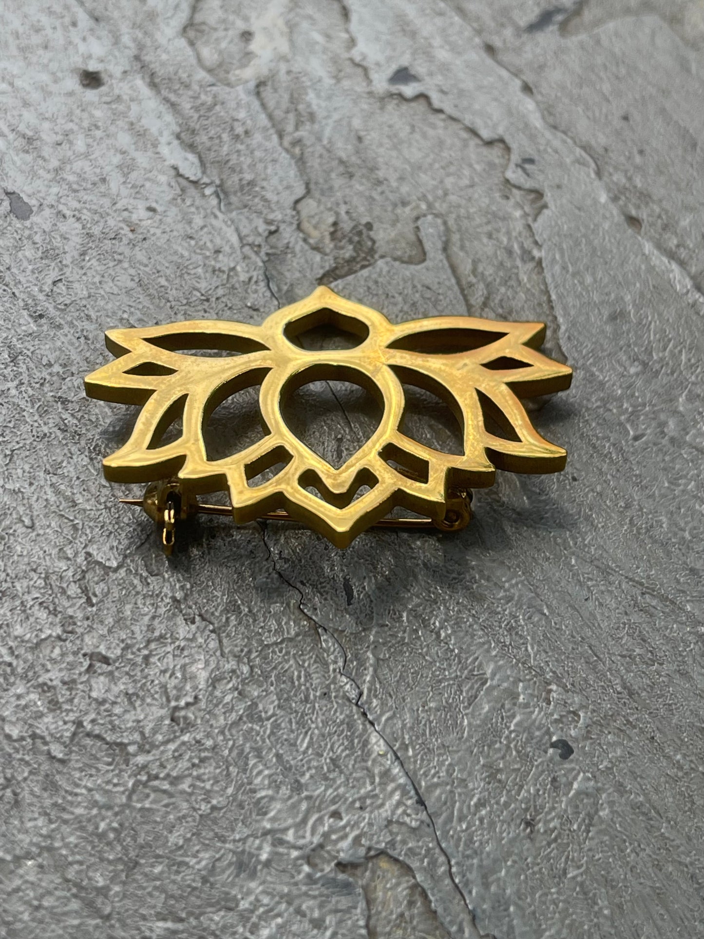 Broche Lotus flower by Say Seing