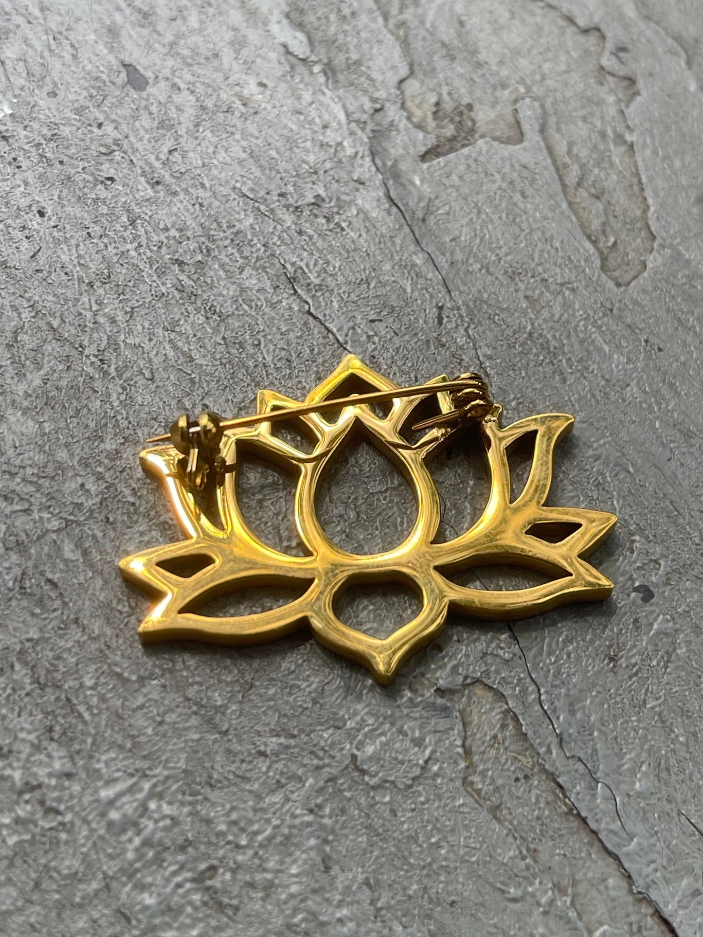 Broche Lotus flower by Say Seing