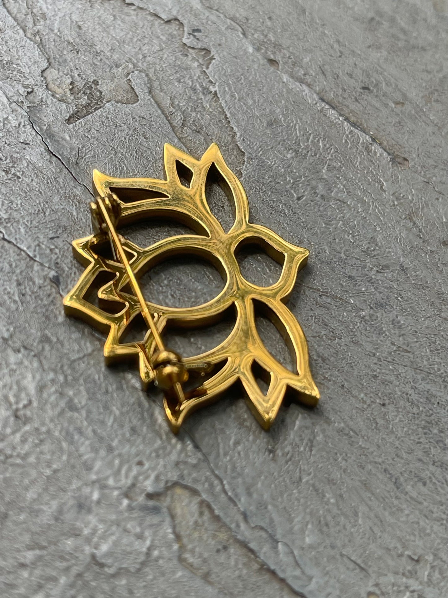 Broche Lotus flower by Say Seing