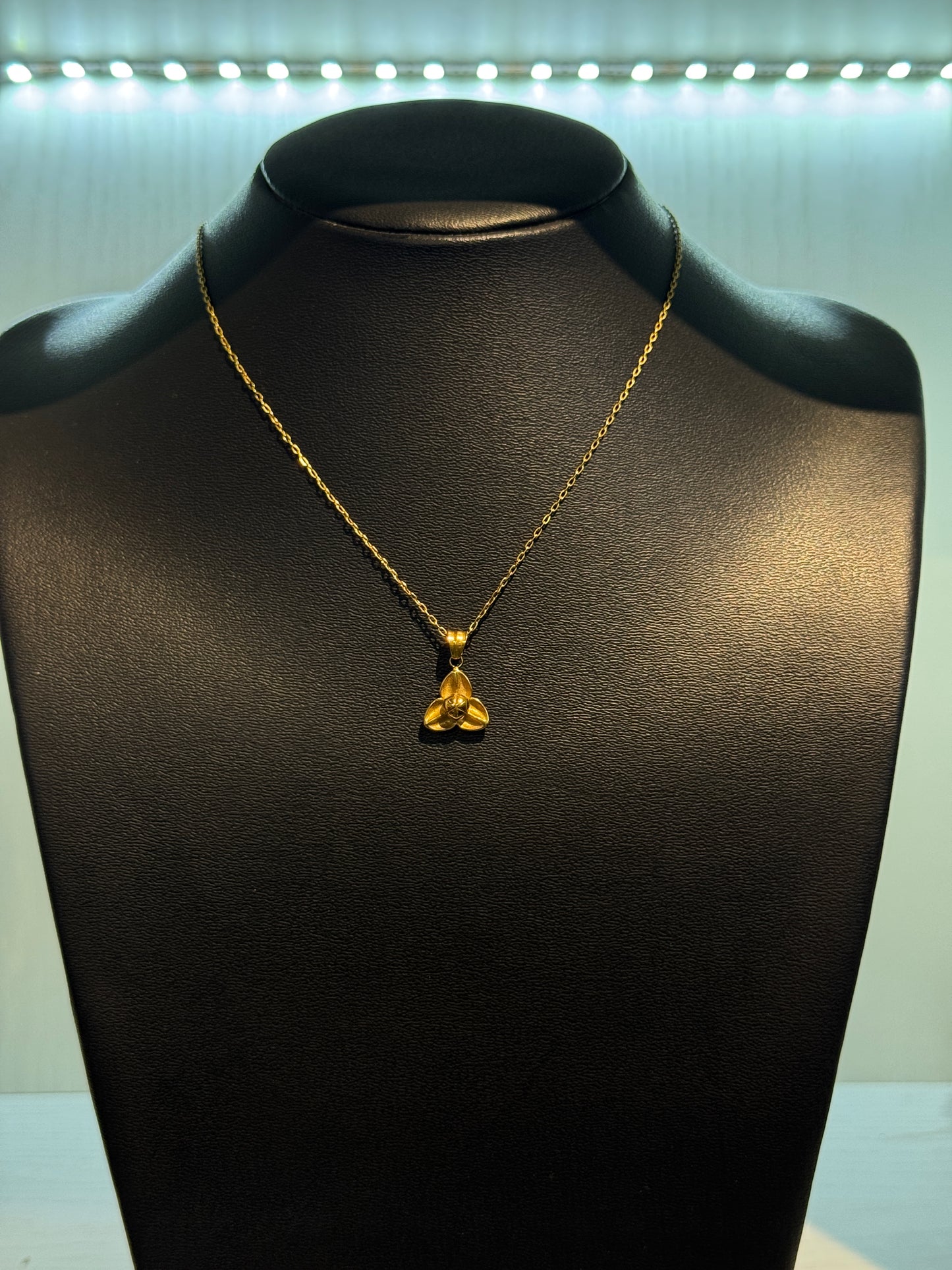 Collier Pka Romdoul toch par Say Seing