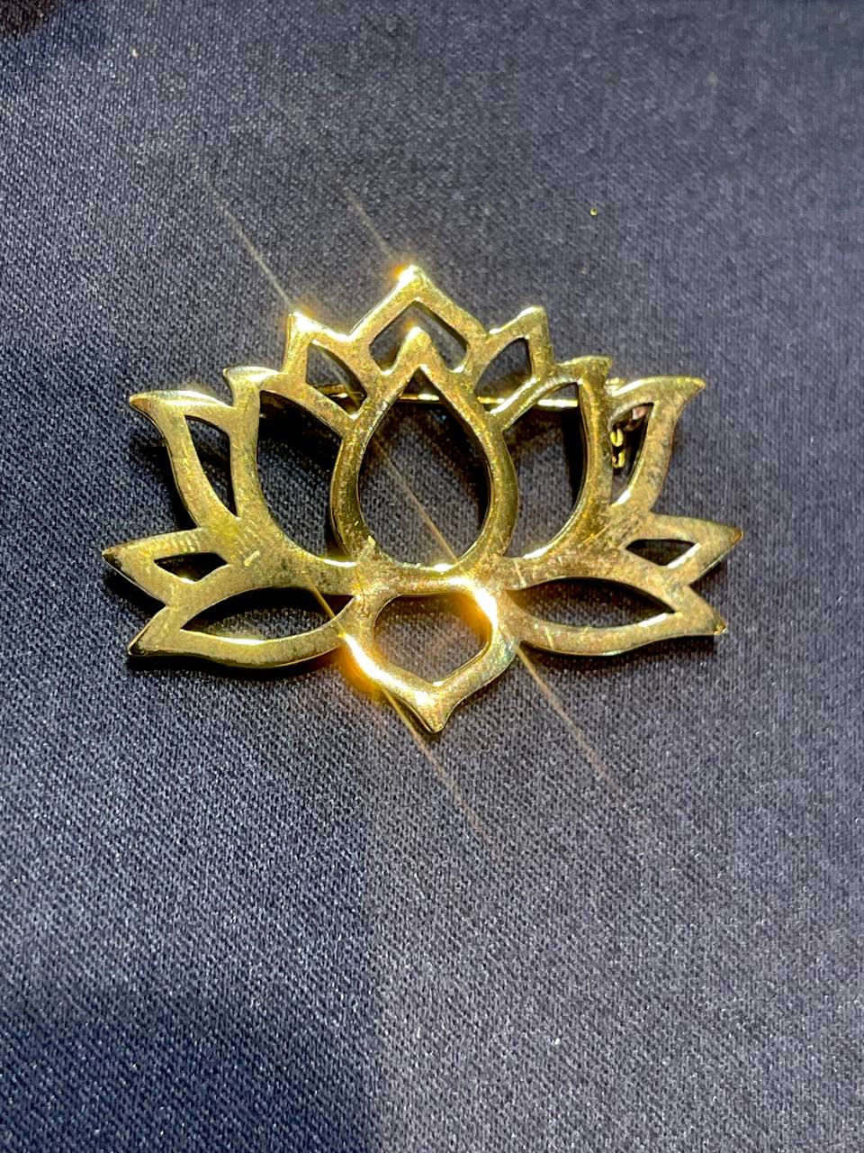 Broche Lotus flower by Say Seing