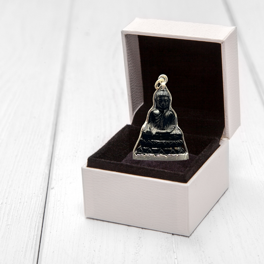 Pendentif Bouddha en posture Bhumisparsha mudra en pierre d'Onyx et argent