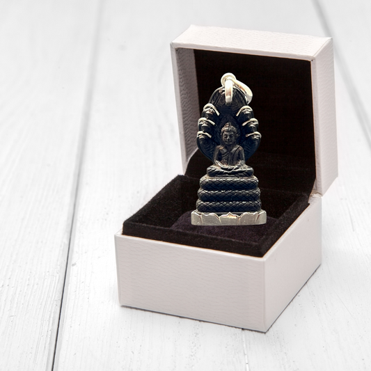 Pendentif Bouddha avec le Naga Mucalinda en bois et en argent
