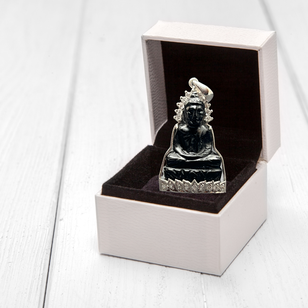 Pendentif Bouddha en posture Dhyana Mudra en pierre d'Onyx serti d'argent et de cristal