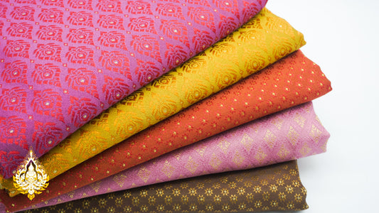 Tissus De Soie Thaïlandaise Colorée Sur Cintre Image stock - Image du  métier, coton: 142104749