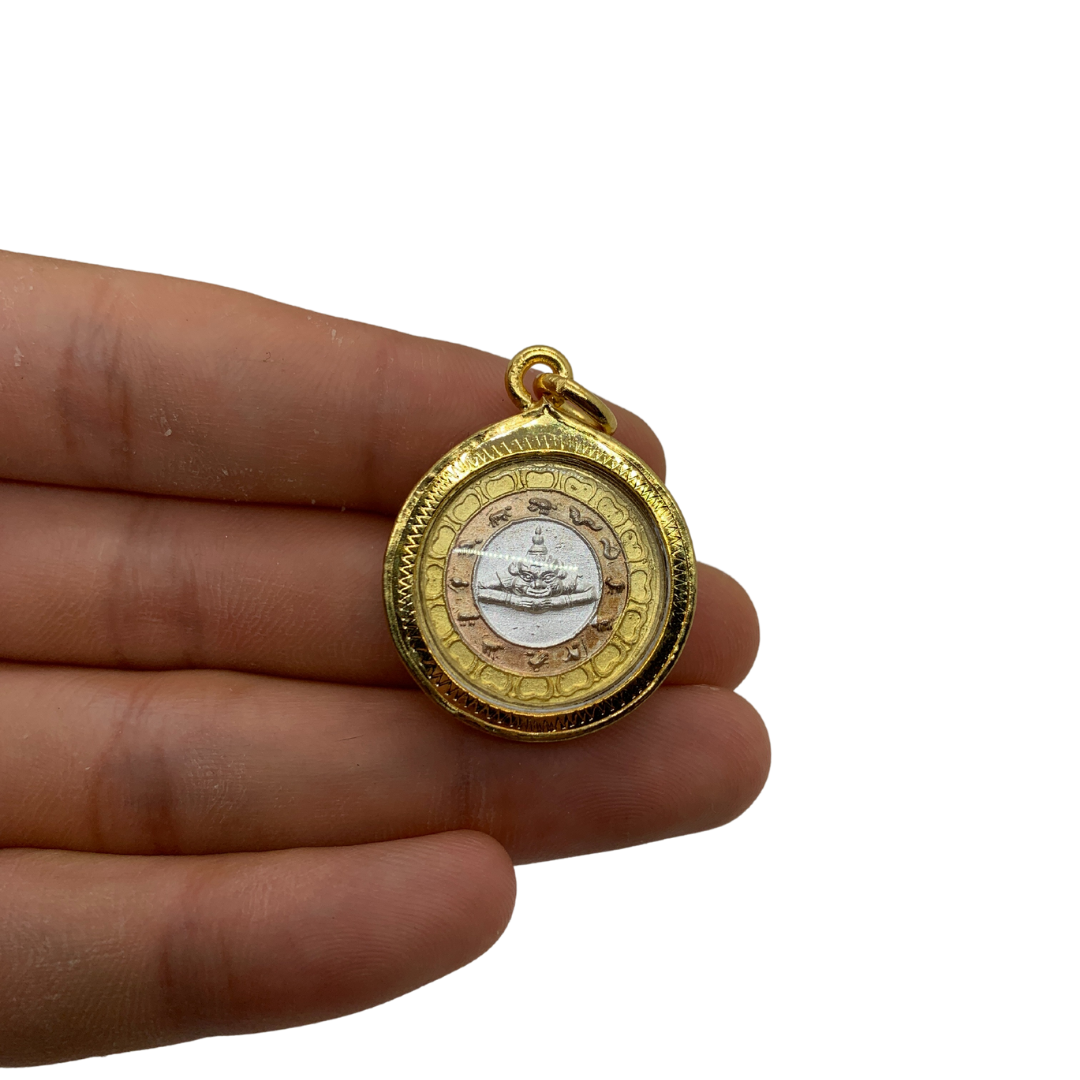 Amulette Thaï ronde Yeak couleur doré et argent