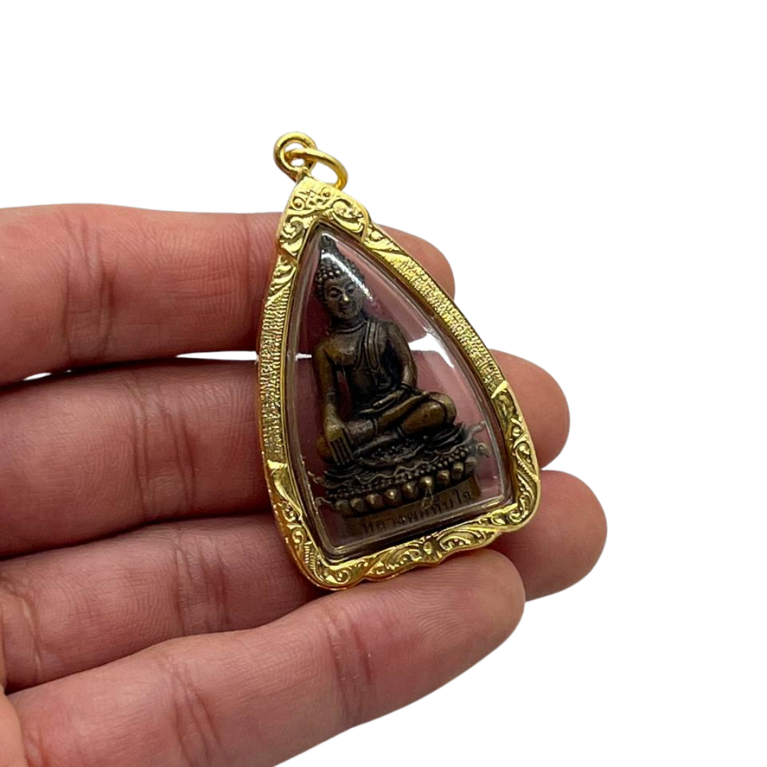 Amulette Thaï en verre Bouddha posture Bhumisparsha mudra couleur bronze