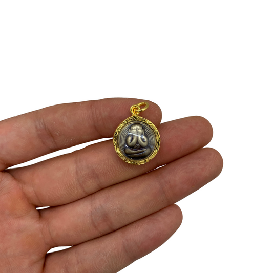Amulette Thaï en verre Phra Pidta couleur doré et bronze