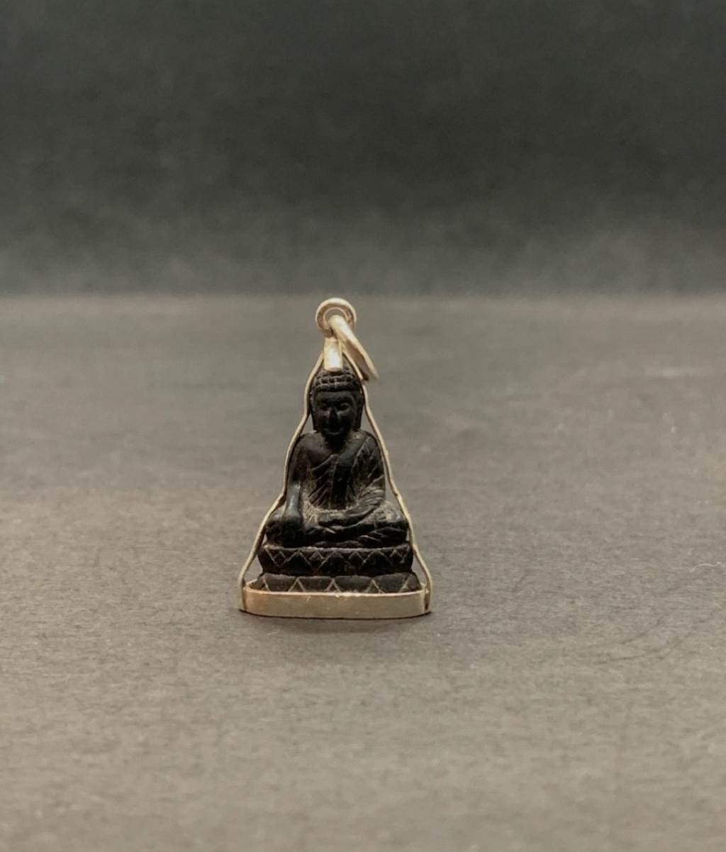 Petit Pendentif Bouddha en posture Bhumisparsha mudra en Argent et bois
