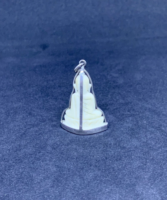 Pendentif Bouddha en posture Dhyana Mudra serti d'Argent Couleur Ivoire