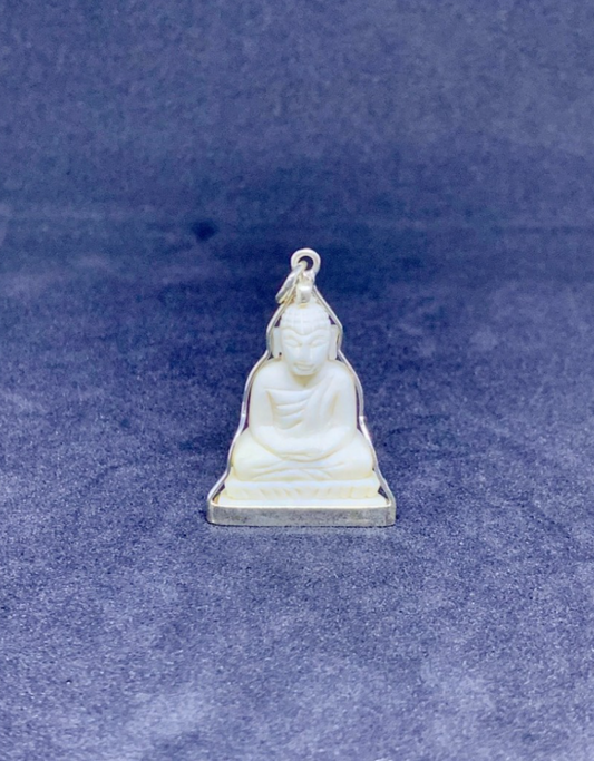 Pendentif Bouddha en posture Dhyana Mudra serti d'Argent Couleur Ivoire