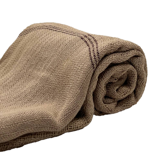 Foulard en coton organique du Cambodge tissé à la main teinture naturelle couleur beige foncé