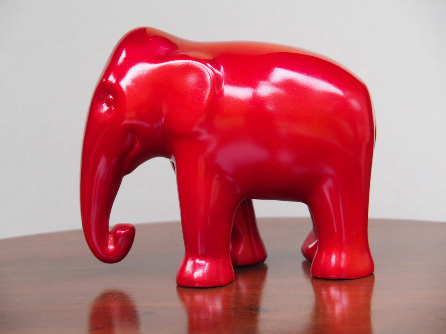 Khmer Elephant Red Medium par Jayav Art